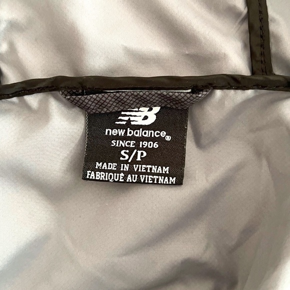 Men's New Balance Hooded Running Jacket Grey & Black Size Small - Picture 3 of 10